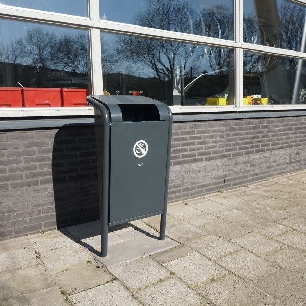 103075 herinrichting schoolplein straatmeubilair buitenbanken afvalbakken zitelementen